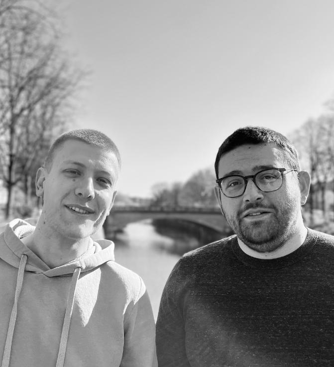 Die zwei bitbetter-Geschäftsführer Fabian Schmidt (links) und Moritz Stückler (rechts) vor einem Fluss und Bäumen in Hamburg.